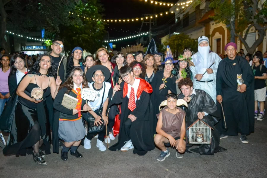  El Centro Polivalente realizó un colorido desfile de carrozas