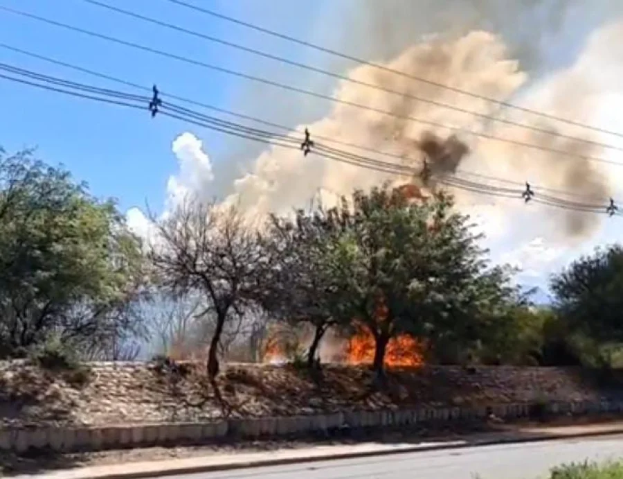  Bomberos y la Policía controlaron un incendio de pastizales