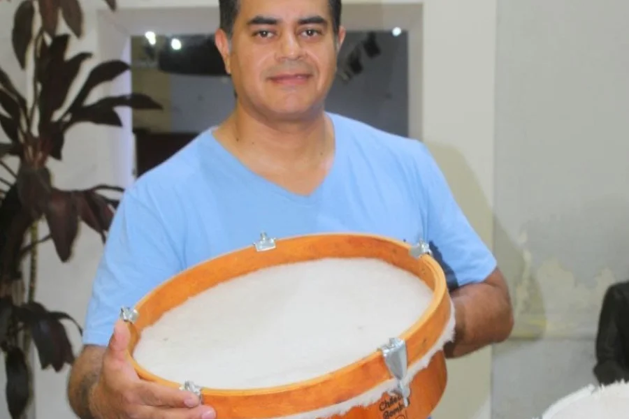  Joven chileciteño se dedica a la fabricación artesanal de bombos y cajas