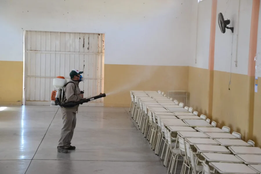  Ambiente fumigó las escuelas chileciteñas