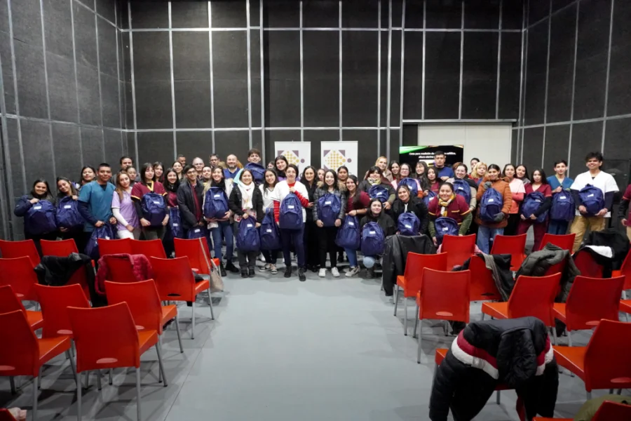  Entregaron mochilas técnicas a estudiantes de enfermería