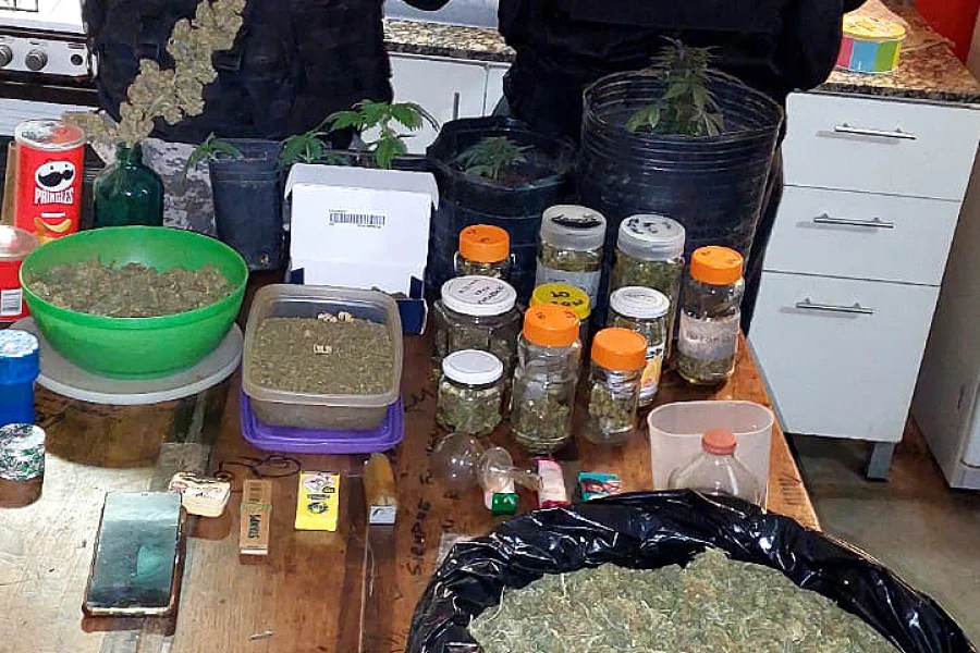  Cayó un sujeto que tenía más de 2 kilos de marihuana en su casa