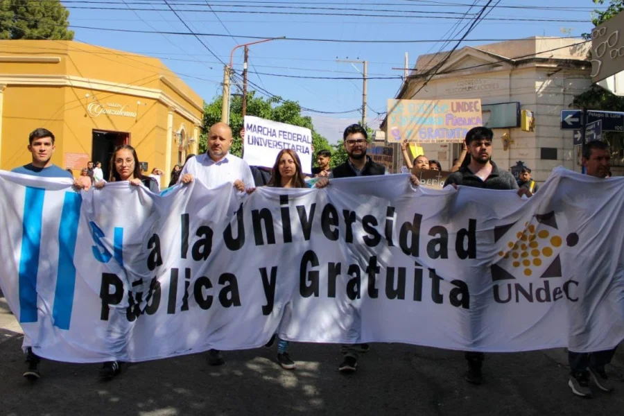  En Chilecito fue masiva la marcha en defensa de las universidades