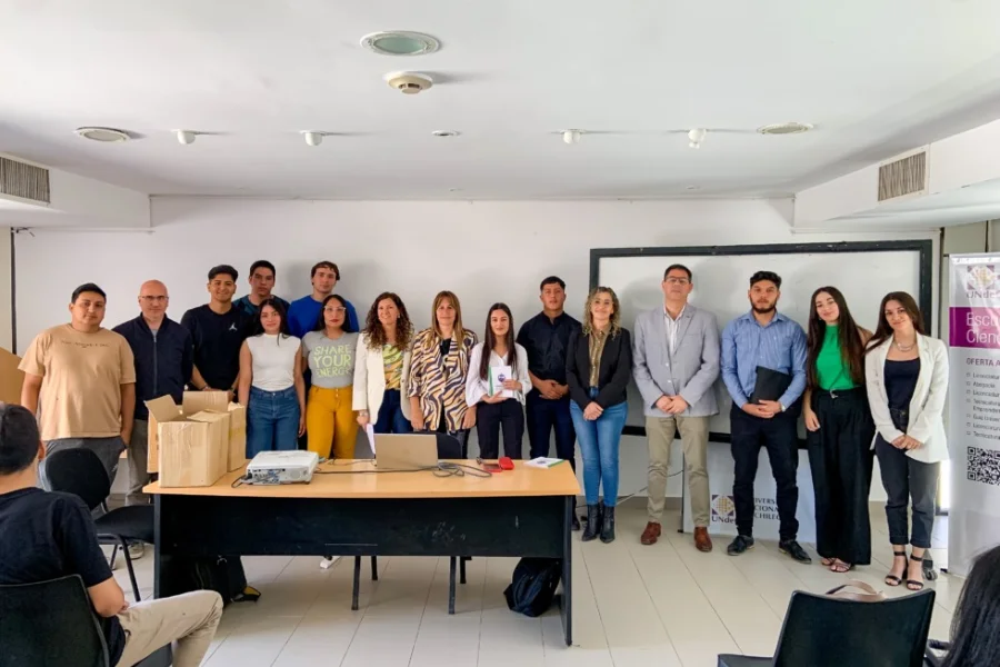  UNdeC: entregan ejemplares de la nueva Constitución