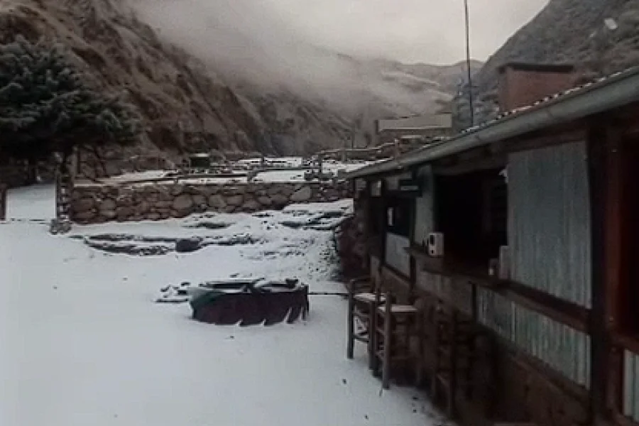Chilecito amaneció con un paisaje blanco y Las Placetas regaló una postal única del invierno riojano