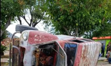 Vuelco en una transitada esquina: una Estanciera terminó dada vuelta pero sin heridos