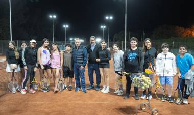 Quintela inauguró la iluminación del Lawn Tennis y fortalece la infraestructura deportiva para ampliar la práctica y los torneos