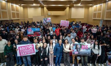 Quintela entregó 3.000 boletos universitarios gratuitos y reafirmó el respaldo provincial a los estudiantes