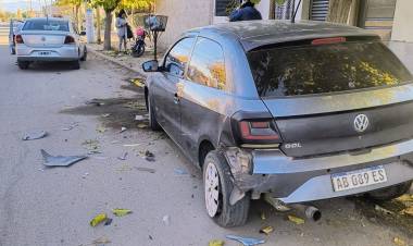 Choque entre dos vehículos dejó importantes daños materiales en el barrio Santa Rita