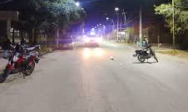 Motociclista sufrió una caída en la rotonda del barrio Sagrada Familia y resultó con lesiones leves