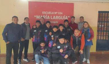 El municipio entregó indumentaria de egreso a alumnos de El Triángulo