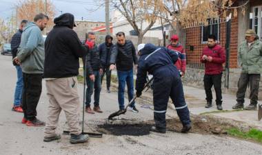 El municipio avanza con un operativo de bacheo en los barrios 111 Viviendas y Las Torres