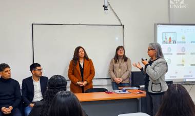Estudiantes de Abogacía de la UNdeC presentaron un anteproyecto de Ley de Lenguaje Jurídico Claro ante diputados provinciales