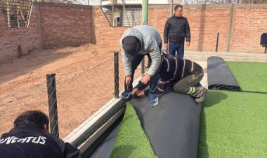 Avanza la obra del Polideportivo de Vichigasta con la colocación de césped sintético