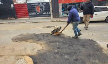 Realizaron tareas de bacheo y reparación de calzada sobre calle La Plata