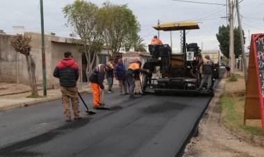 Rioja Vial avanza con la etapa final de la repavimentación del barrio Argentino