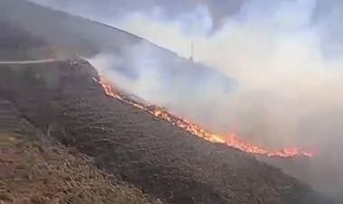 Piden no acercarse al área del incendio de Guanchín y prohíben el uso de drones para facilitar el operativo aéreo