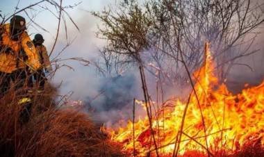 Incendio en la Sierra de Guanchín: el fuego continúa activo y refuerzan el operativo para este miércoles