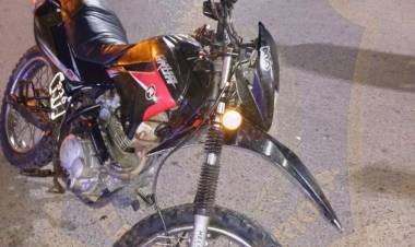 Motociclista sufrió lesiones leves tras una colisión en la intersección de Av. Arturo Illia y Jamin Ocampo