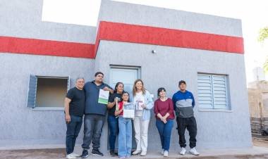 La Provincia entregó una nueva vivienda del Plan Angelelli a una familia del barrio Santa Bárbara