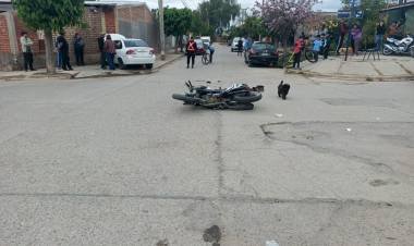 Un choque entre un auto y una moto dejó cuatro personas heridas 