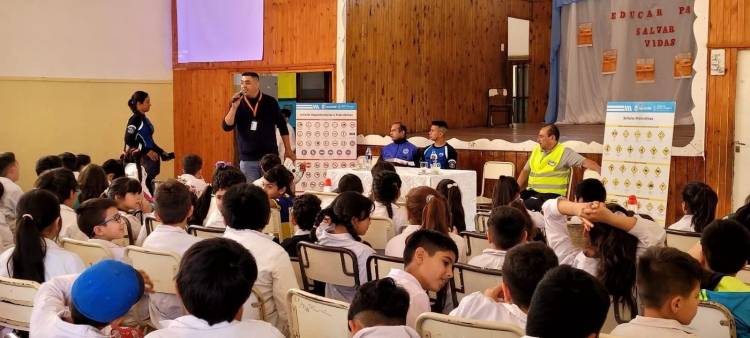 La Dirección de Tránsito y Seguridad Vial brindó charla a escuela "9 de Julio"