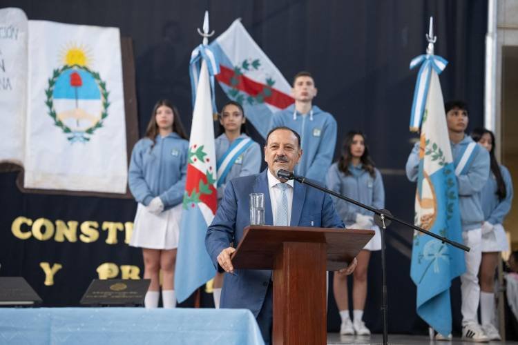 Estudiantes riojanos prometieron lealtad a la Constitución y asumieron el compromiso de defender la democracia