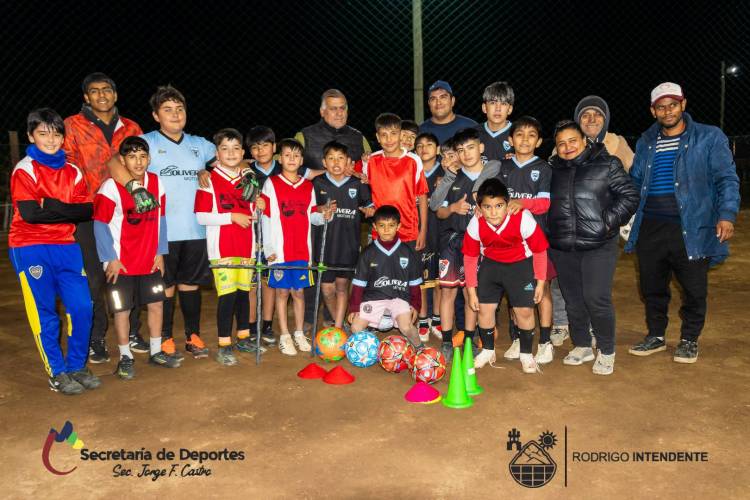 Entregaron elementos deportivos a la Escuela de Fútbol Infantil BARCCE de Malligasta