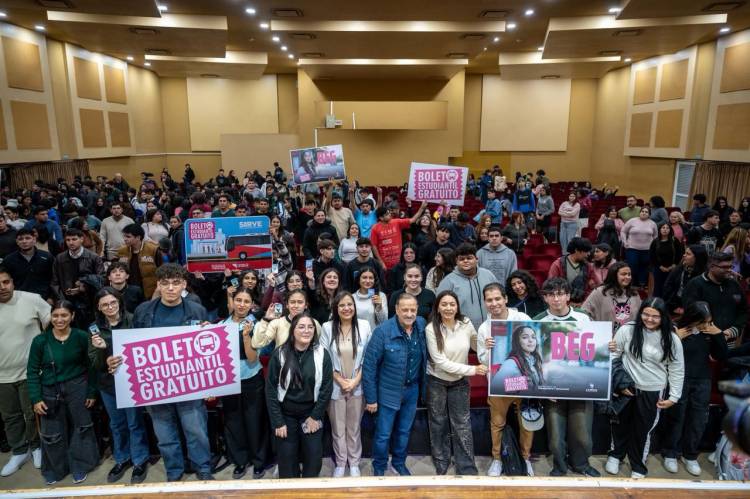 Quintela entregó 3.000 boletos universitarios gratuitos y reafirmó el respaldo provincial a los estudiantes