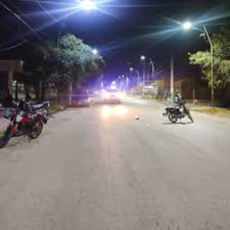 Motociclista sufrió una caída en la rotonda del barrio Sagrada Familia y resultó con lesiones leves
