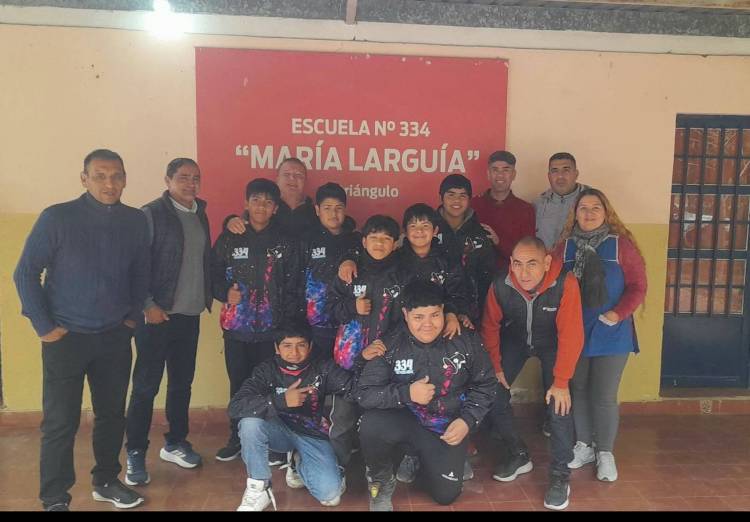 El municipio entregó indumentaria de egreso a alumnos de El Triángulo