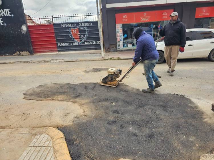 Realizaron tareas de bacheo y reparación de calzada sobre calle La Plata