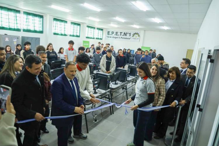 Quintela inauguró en Chilecito un laboratorio informático que amplía las oportunidades de formación para estudiantes técnicos