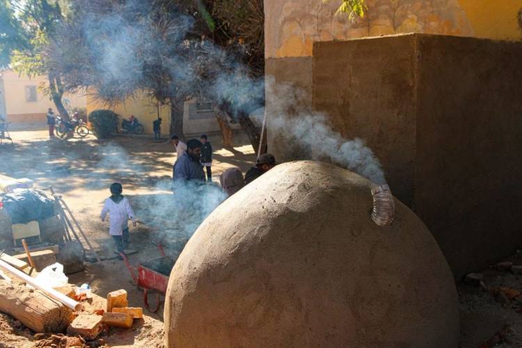 Avanza la construcción de un horno de barro y nuevos espacios en la Escuela Pablo Pizzurno de Los Sarmientos
