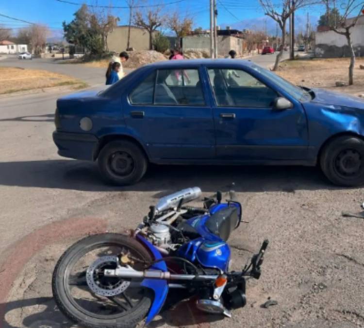 Un motociclista sufrió lesiones leves tras un choque entre una moto y un automóvil en pleno centro