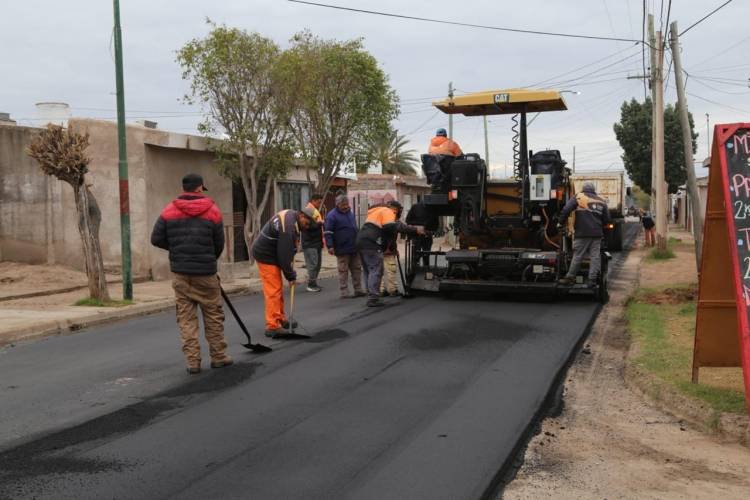 Rioja Vial avanza con la etapa final de la repavimentación del barrio Argentino