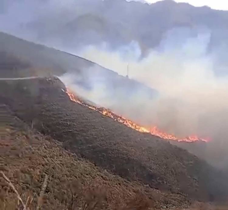 Piden no acercarse al área del incendio de Guanchín y prohíben el uso de drones para facilitar el operativo aéreo