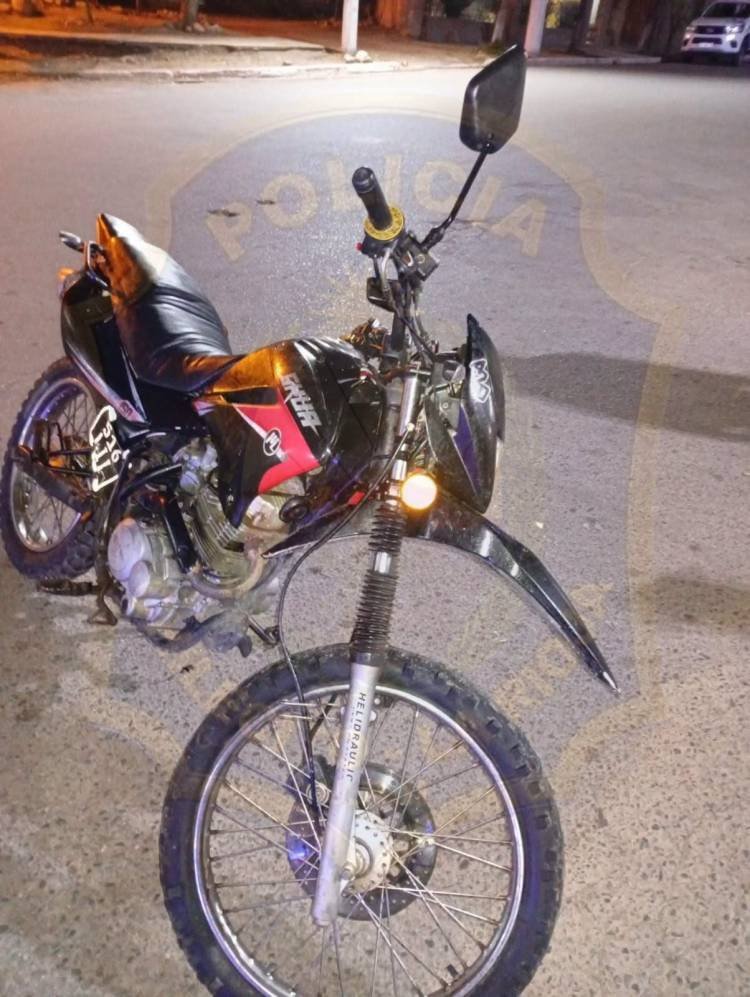 Motociclista sufrió lesiones leves tras una colisión en la intersección de Av. Arturo Illia y Jamin Ocampo
