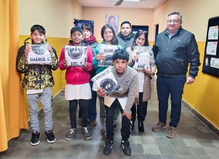 Alumnos de Tilimuqui recibieron la indumentaria de la Promo