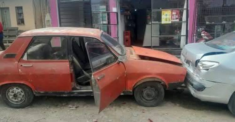 Un Renault 12 se desplazó sin conductor y chocó contra un auto estacionado