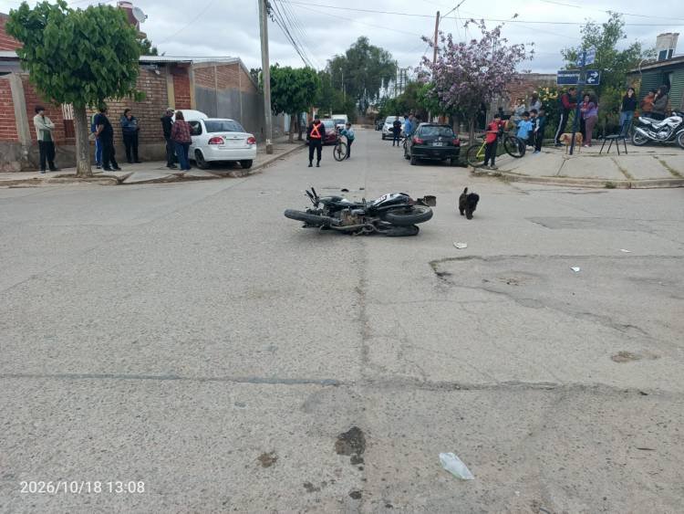 Un choque entre un auto y una moto dejó cuatro personas heridas 